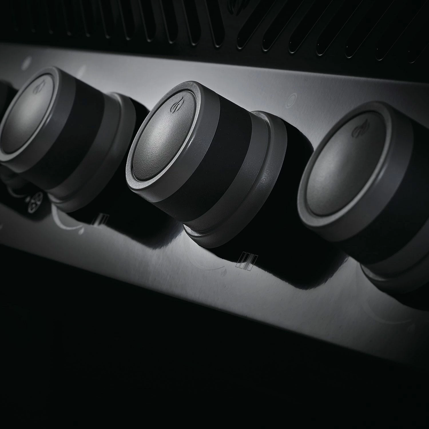 Napoleon RXT425SIBK Rogue XT 425 Black Gas Grill On Cart With Infrared Side Burner, 23.75-Inches 8 Napoleon RXT425SIBK Rogue XT 425 Black Gas Grill On Cart With Infrared Side Burner, 23.75-Inches - Image 8